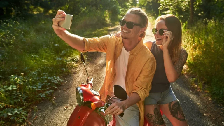 Liefde en e-scooters: romantische tochten voor stellen